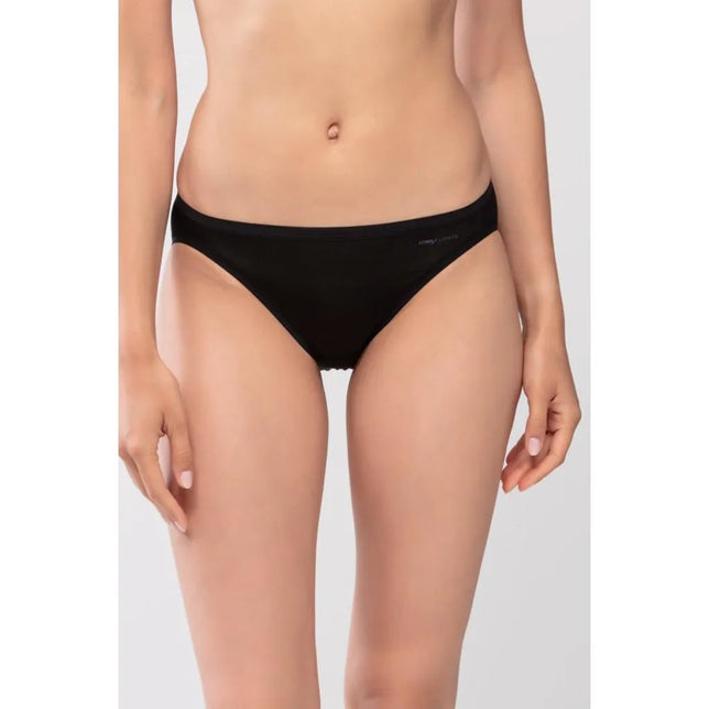 Model draagt zwarte Mey dames mini-slip Lights 89210 met lage taille, gladde stof en klein logo op de heup. - Jambelles
