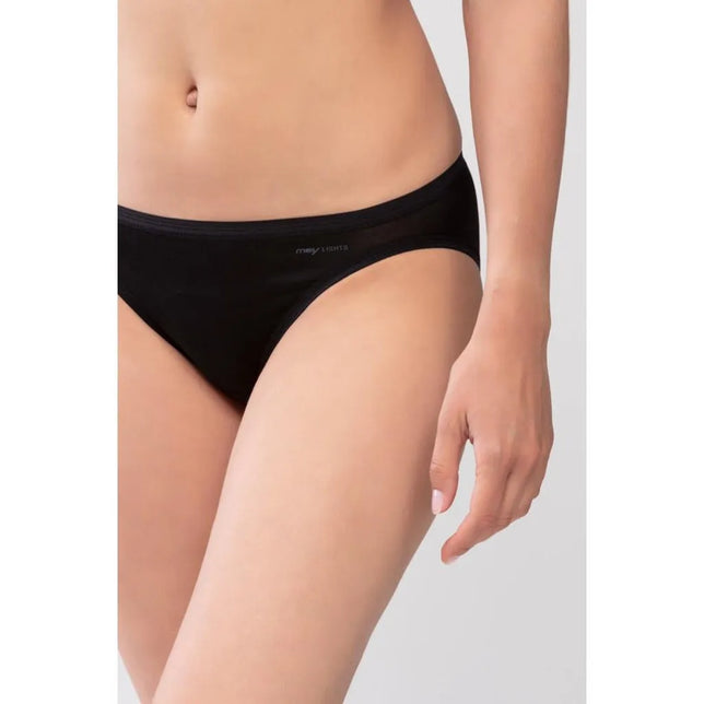Model draagt zwarte Mey dames mini-slip Lights 89210 met gladde stof, lage taille en subtiel logo voorop. - Jambelles