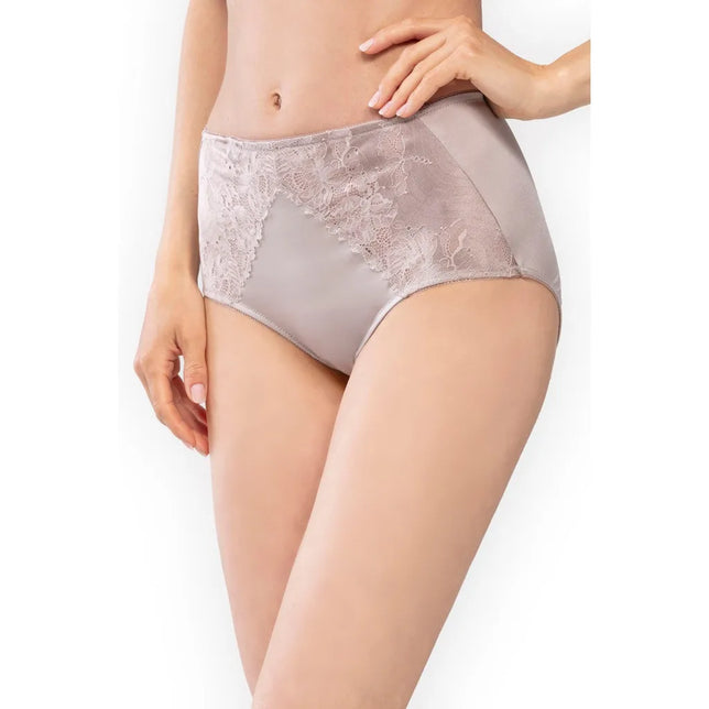 Mey dames taillenslip 79285 in lichttaupe, met hoge taille en bloemkant aan de voor- en zijkant. - Jambelles