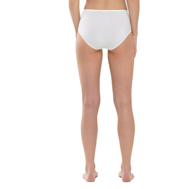 Achteraanzicht van model in witte Mey dames taillenslip 79285 met hoge taille en gladde, effen afwerking. - Jambelles
