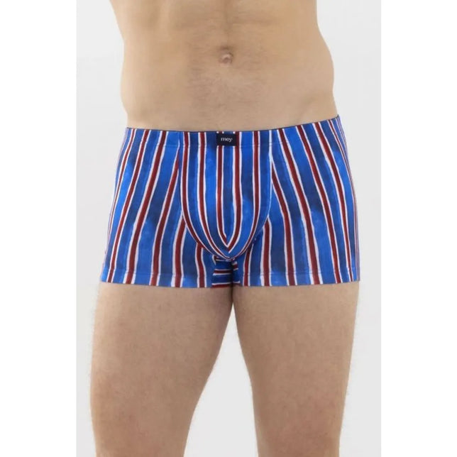 Mey Heren Boxer Shorty 37144 in blauw met verticale rode en witte strepen, gedragen door een model. - Jambelles
