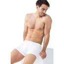 Model draagt de donkerblauwe Mey heren boxer shorty 46021 met korte pijpen en een gladde, aansluitende pasvorm. - Jambelles