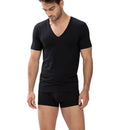 Model draagt de donkerblauwe Mey heren boxer shorty 46021 met korte pijpen en een gladde, aansluitende pasvorm. - Jambelles