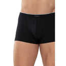 Model draagt de donkerblauwe Mey heren boxer shorty 46021 met korte pijpen en een gladde, aansluitende pasvorm. - Jambelles