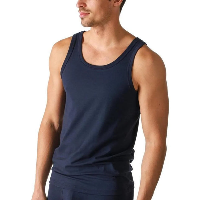 Model draagt Mey heren Athletic Shirt 48700 in donkerblauw, effen en mouwloos met ronde hals. - Jambelles
