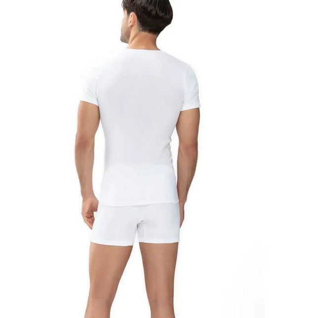 Achteraanzicht van het witte, aansluitende Mey Basics 49107 herenshirt met korte mouwen en effen ontwerp. - Jambelles