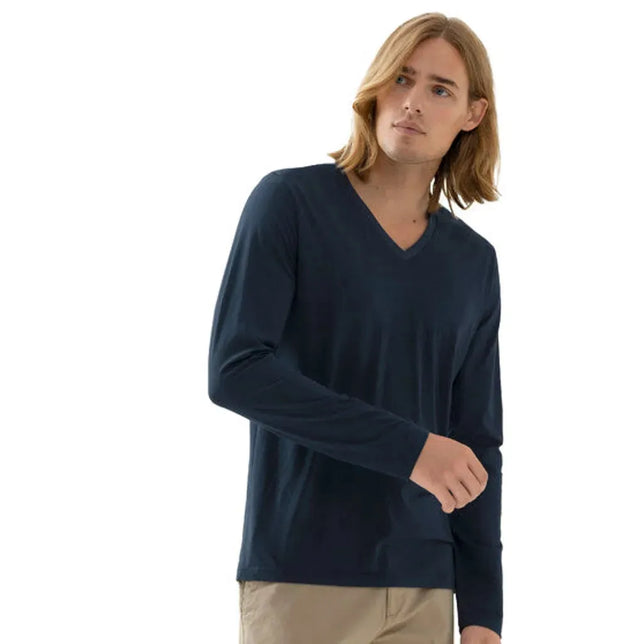 Mey heren longsleeve 36063 in donkerblauw met V-hals en effen ontwerp, gedragen door een model. - Jambelles