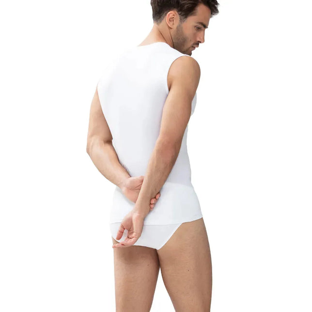 Man van achteren in wit aansluitend Mey Basics 49001 mouwloos herenshirt met ronde hals en witte slip - Jambelles