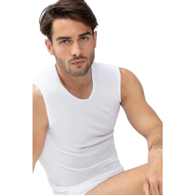 Model draagt een wit Mey Basics 49001 mouwloos herenshirt met ronde hals en aansluitende pasvorm. - Jambelles