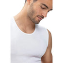 Man draagt een wit mouwloos Mey Basics herenshirt 49001 met ronde hals en aansluitende pasvorm. - Jambelles