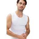 Man draagt een wit mouwloos Mey Basics herenshirt 49001 met ronde hals en aansluitende pasvorm. - Jambelles