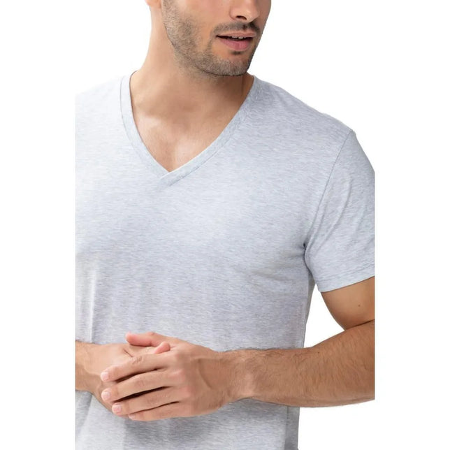 Model draagt een lichtgrijs gemêleerd Mey heren shirt 46507 met V-hals en korte mouwen. - Jambelles