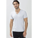 Model draagt het lichtgrijze Mey heren shirt/hemd V-Neck 46507 met korte mouwen en effen ontwerp. - Jambelles