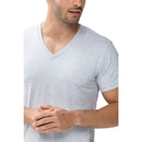 Model draagt het lichtgrijze Mey heren shirt/hemd V-Neck 46507 met korte mouwen en effen ontwerp. - Jambelles