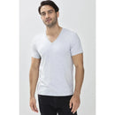 Model draagt het lichtgrijze Mey heren shirt/hemd V-Neck 46507 met korte mouwen en effen ontwerp. - Jambelles
