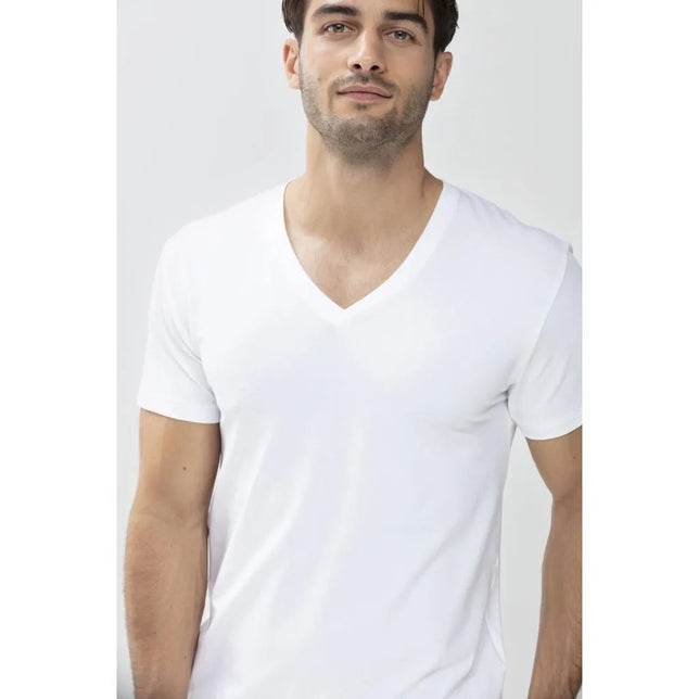Model draagt een wit Mey heren T-shirt 46507 met V-hals, korte mouwen en effen ontwerp. - Jambelles