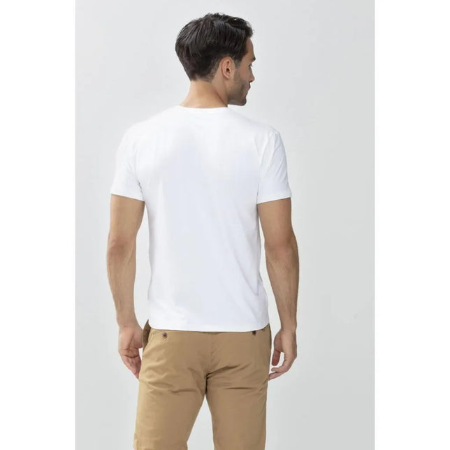 Mey heren V-neck shirt 46507 in wit met korte mouwen en effen rug, achteraan gedragen door een model - Jambelles