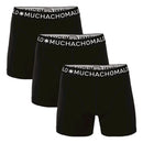 Model draagt een zwarte Muchachomalo herenboxer 1010SOLID met lange pijpen en elastische logoband. - Jambelles