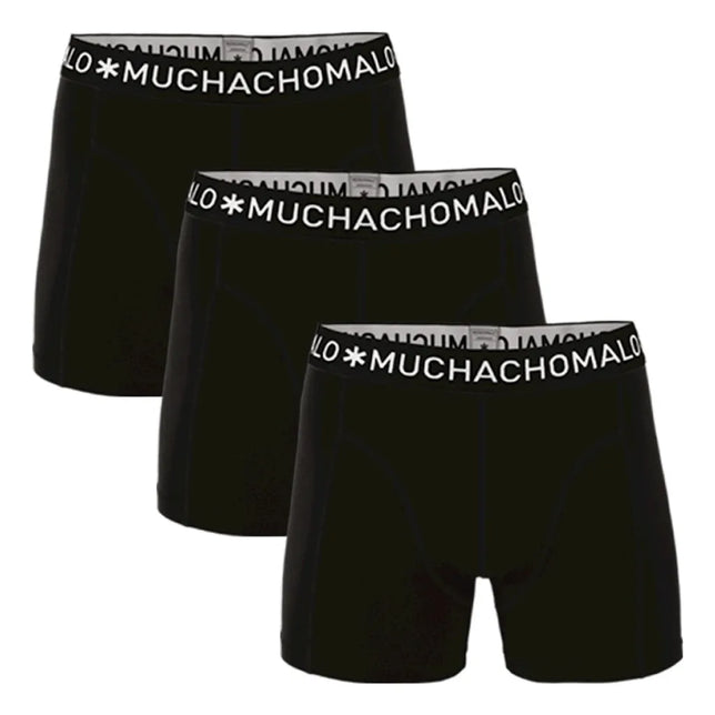 Drie zwarte Muchachomalo herenboxers 1010SOLID met korte pijpen en elastische logoband met witte tekst. - Jambelles