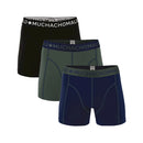 Model draagt een zwarte Muchachomalo herenboxer 1010SOLID met lange pijpen en elastische logoband. - Jambelles