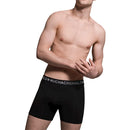 Model draagt een zwarte Muchachomalo herenboxer 1010SOLID met lange pijpen en elastische logoband. - Jambelles