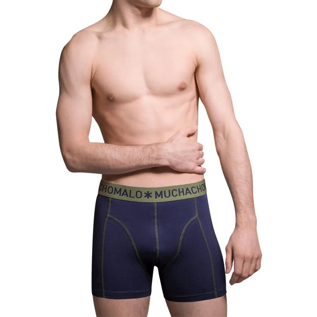 Model in donkerblauwe Muchachomalo herenboxer met olijfgroene logoband en contrasterende naden. - Jambelles