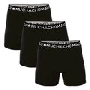 Model draagt een zwarte Muchachomalo herenboxer 1010SOLID met lange pijpen en elastische logoband. - Jambelles