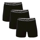 Model draagt een zwarte Muchachomalo herenboxer 1010SOLID met lange pijpen en elastische logoband. - Jambelles