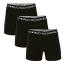 Model draagt een zwarte Muchachomalo herenboxer 1010SOLID met lange pijpen en elastische logoband. - Jambelles