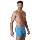 Model draagt zwarte Muchachomalo herenboxer uit 10-pack Solid U-Solid1010 met turquoise logoband. - Jambelles