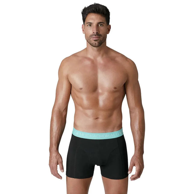 Model draagt zwarte Muchachomalo herenboxer uit 10-pack Solid U-Solid1010 met turquoise logoband. - Jambelles