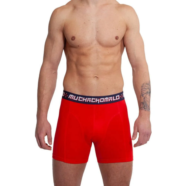 Model draagt een rode Muchachomalo herenboxer Solid1010 met korte pijpen en donkere logoband. - Jambelles