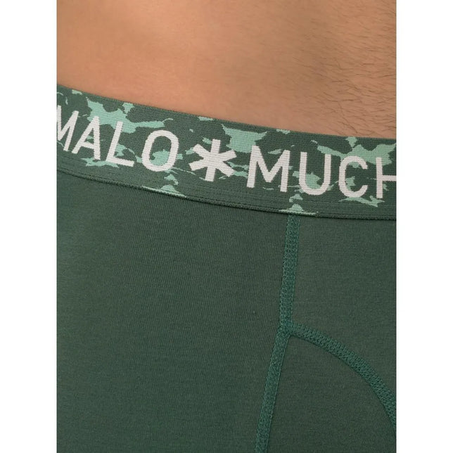 Muchachomalo herenboxer in donkergroen met camouflage tailleband en wit merklogo, close-up op model. - Jambelles