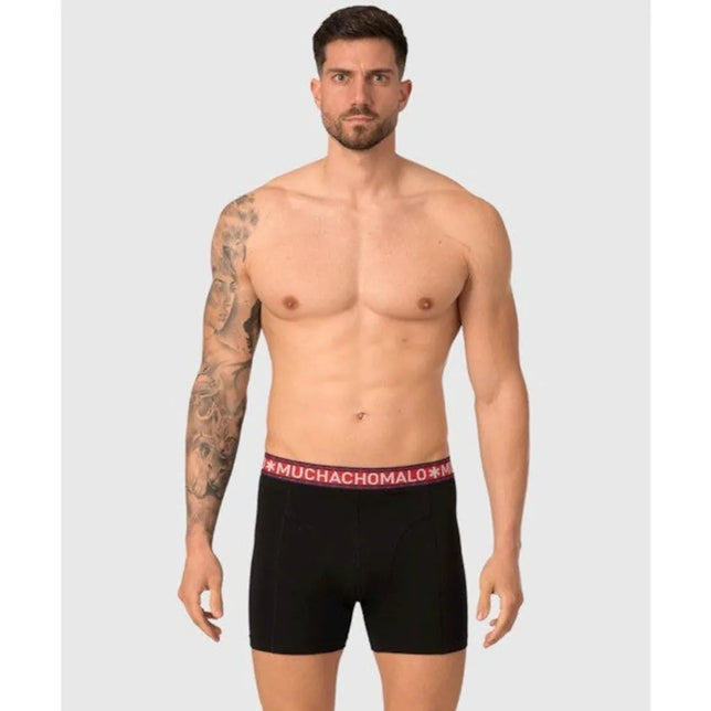 Zwarte Muchachomalo herenboxer uit 3-pack Short Solid SOLID1010 met rode logotailleband en aansluitende pijpen - Jambelles