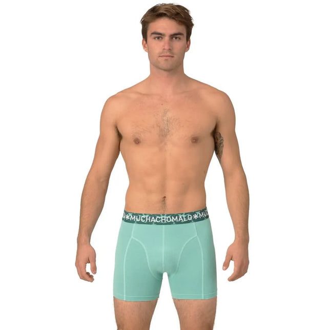 Model in turquoise Muchachomalo herenboxer uit de Solid 3-pack, met donkere logoband en zichtbare contrastnaden. - Jambelles