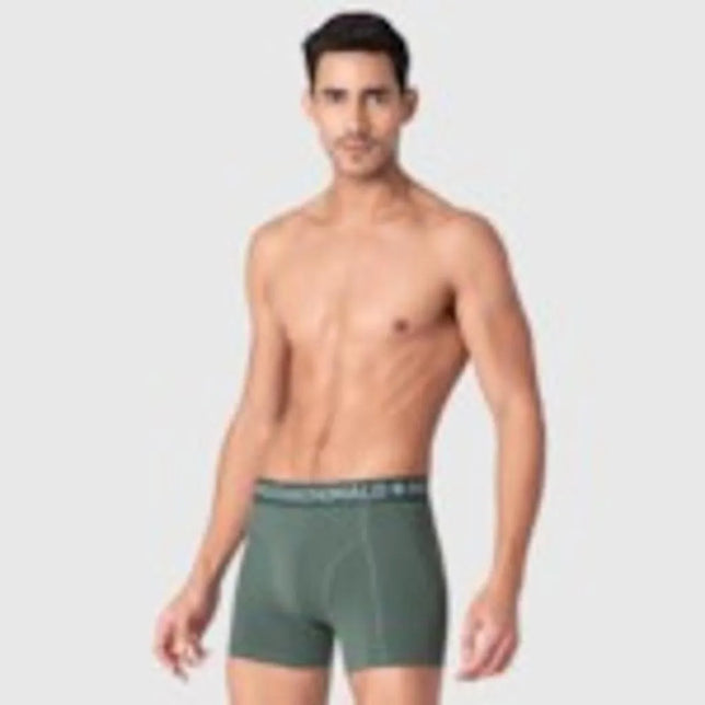 Muchachomalo herenboxer in effen olijfgroen, gedragen door een model, met elastische tailleband en logo. - Jambelles