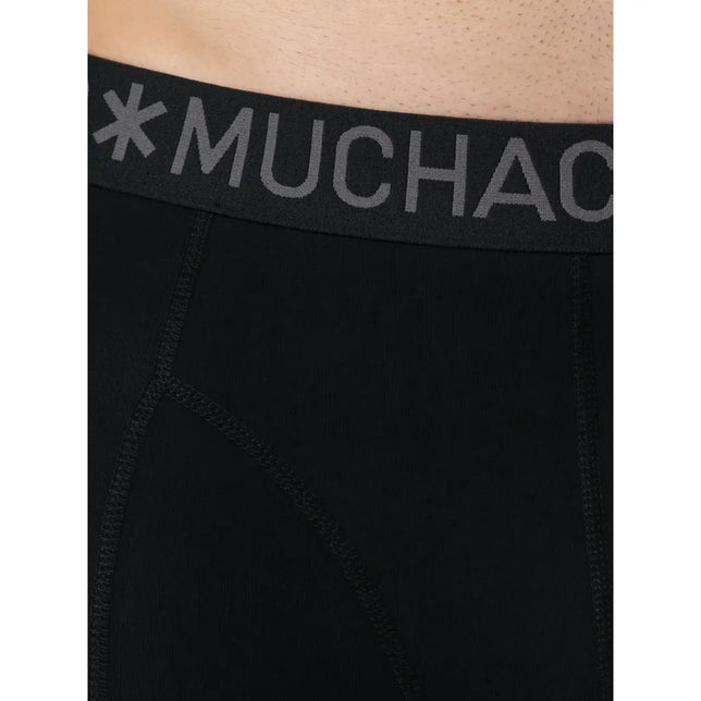 Close-up van zwarte Muchachomalo herenboxer Solid met grijs logo op elastische tailleband en zichtbare naden. - Jambelles
