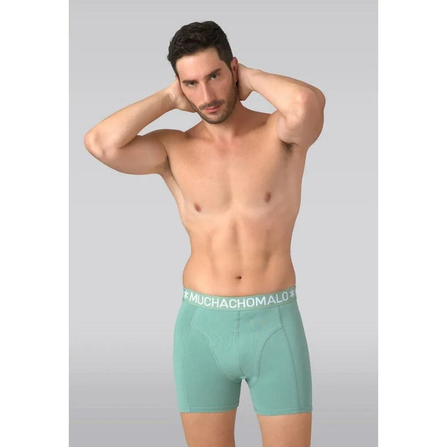 Model draagt een mintgroene Muchachomalo herenboxer met lange pijpen en elastische logotailleband. - Jambelles