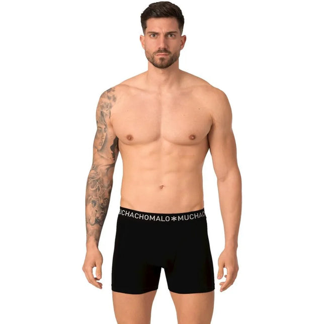 Model draagt een zwarte Muchachomalo herenboxershort van microvezel met elastische logoband. - Jambelles