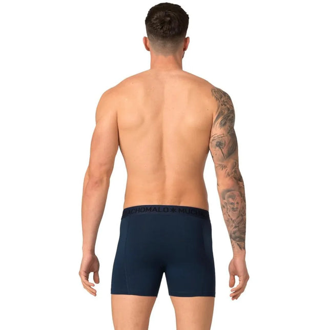 Achteraanzicht van model in donkerblauwe Muchachomalo microfiber herenboxer met zwarte tailleband en merklogo. - Jambelles