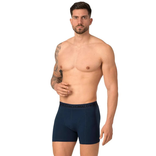 Model draagt een donkerblauwe Muchachomalo herenboxershort van microvezel met aansluitende pijpen en logoband. - Jambelles