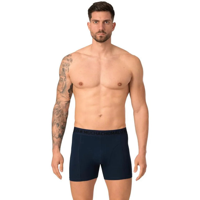 Model draagt een donkerblauwe Muchachomalo heren boxershort van microfiber met zwarte logoband. - Jambelles