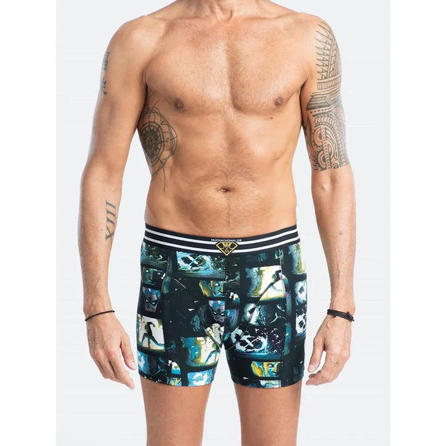 Model draagt een zwarte Muchachomalo herenboxershort Comic COMIC1010 met blauw-groene comicprint en gestreepte tailleband. - Jambelles