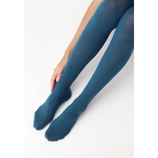 Oroblu damespanty ALL COLORS COTTON in petrolblauw, effen en ondoorzichtig, gedragen door een model. - Jambelles