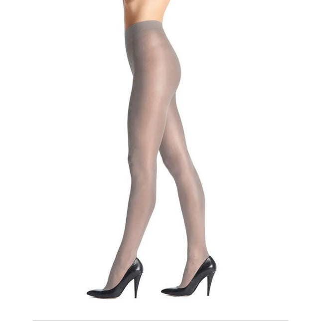 Model draagt de grijze, transparante Oroblu damespanty Magie 40 Shine met hoge taille en subtiele glans. - Jambelles