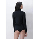Close-up van zwart Oroblu dames shirt Perfect Line Modal met soepel gedrapeerde col aan een kledinghanger. - Jambelles