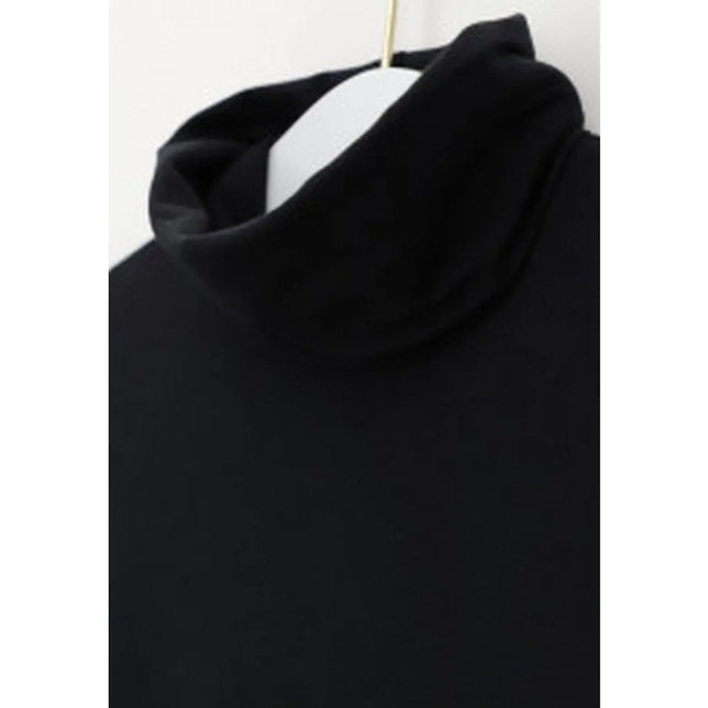 Close-up van zwart Oroblu dames shirt Perfect Line Modal met soepel gedrapeerde col aan een kledinghanger. - Jambelles