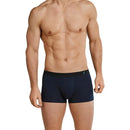 Achteraanzicht van Schiesser herenboxer Low Rise in wit met korte pijpen en grijze logotailleband. - Jambelles