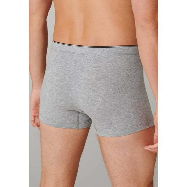 Schiesser heren boxershort 174004 in lichtgrijs, achteraanzicht met korte pijpen en zwarte bies langs de tailleband. - Jambelles