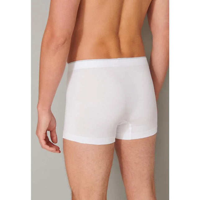 Schiesser heren boxershort 174004 in wit, achteraanzicht op model, met glad ontwerp en elastische tailleband. - Jambelles